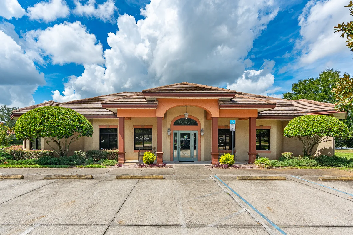 Front entrance of Jean Chang-Lowe, DDS, in Daytona Beach
